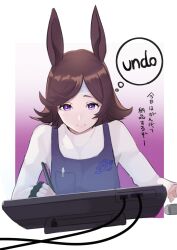 Rule 34 | 1girl, aged up, animal ears, blue overalls, brown hair, commentary request, drawing, drawing tablet, english text, headband, highres, horse ears, horse girl, long sleeves, overalls, purple eyes, rice shower (umamusume), short hair, sidelocks, solo, stylus, sweater, thought bubble, translation request, umamusume, white sweater, yokoji (kodai2015)