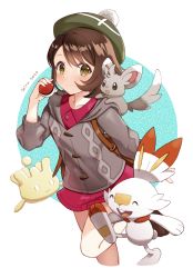 Rule 34 | 1girl, 2020, animal, animal on shoulder, artist name, blue background, brown eyes, brown hair, commentary request, creatures (company), game freak, gen 5 pokemon, gen 8 pokemon, gloria (pokemon), hat, highres, holding, holding poke ball, hood, hood down, hooded sweater, looking at viewer, milcery, minccino, nintendo, on shoulder, poke ball, poke ball (basic), pokemon, pokemon (creature), pokemon on shoulder, pokemon swsh, scorbunny, seiru (prairie), short hair, smile, standing, standing on one leg, sweater, tam o&#039; shanter, two-tone background, white background