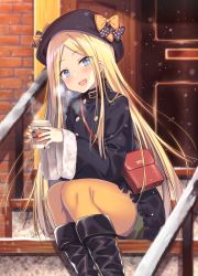 Rule 34 | 1girl, :d, abigail williams (fate), alternate costume, bag, belt, black bow, black coat, black footwear, black hat, black nails, blonde hair, blue eyes, blush, boots, bow, buttons, coat, cup, day, door, fate/grand order, fate (series), fur-trimmed coat, fur trim, green shorts, handbag, hat, hat bow, holding, holding cup, kokusan moyashi, long hair, looking at viewer, nail polish, open mouth, orange bow, orange pantyhose, outdoors, pantyhose, parted bangs, polka dot, polka dot bow, shorts, sitting, sleeves past wrists, smile, snow, solo, stairs, steam, very long hair, yellow nails