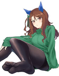Rule 34 | 1girl, absurdres, akaya shiki, artist name, black pantyhose, bow, brown hair, ear covers, feet, foot focus, green bow, green sweater, hair between eyes, hair bow, highres, king halo (umamusume), legs, looking at viewer, medium hair, no shoes, on ground, open mouth, pantyhose, red eyes, simple background, soles, solo, sweater, thighband pantyhose, toenails, toes, turtleneck, turtleneck sweater, umamusume, white background