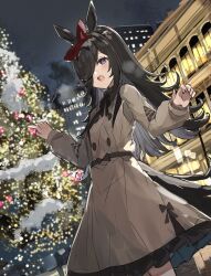 Rule 34 | 1girl, animal ears, breath, brown hair, building, christmas, christmas tree, coat, commentary, crowd, grey coat, hair over one eye, highres, horse ears, horse girl, horse tail, long hair, long sleeves, looking at viewer, night, night sky, open mouth, outdoors, purple eyes, rice shower (umamusume), sky, solo focus, tail, the olphy, umamusume, w arms