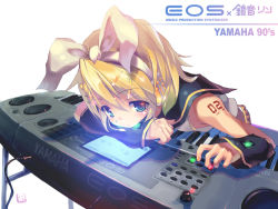 Rule 34 | 1girl, aira (ira), blonde hair, green eyes, instrument, kagamine rin, scr, shoulder tattoo, sitting, solo, synthesizer, tattoo, vocaloid, yamaha