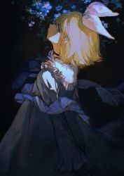 Rule 34 | 1girl, alternate costume, black choker, blonde hair, blue eyes, bow, choker, commentary, dress, expressionless, facing away, flower, from behind, grey dress, hair between eyes, hair bow, hair ornament, hairclip, head tilt, kagamine rin, lobelia (saclia), long dress, long sleeves, looking at viewer, outdoors, ribbon, shaded face, short hair, solo, sunlight, vocaloid