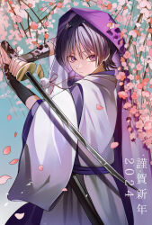 1boy aomiya_souju arm_up armor belt blue_sky cherry_blossoms closed_mouth clothing_cutout expressionless eyeliner eyeshadow falling_petals feathers flower from_side genshin_impact hair_intakes hand_up highres holding holding_sword holding_weapon japanese_armor japanese_clothes kariginu katana kote kurokote layered_sleeves long_sleeves looking_at_viewer makeup male_focus outdoors petals pink_flower pink_petals pom_pom_(clothes) purple_belt purple_eyes purple_hair purple_sleeves purple_veil red_eyeliner red_eyeshadow scaramouche_(genshin_impact) scaramouche_(kabukimono)_(genshin_impact) sheath shoulder_cutout sky solo string sword translation_request veil weapon white_sleeves wide_sleeves yellow_feathers