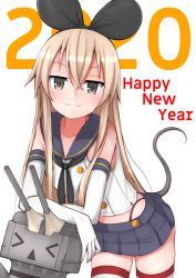 Rule 34 | &gt; &lt;, 1girl, 2020, black hairband, blonde hair, blue skirt, blush, brown eyes, closed mouth, collarbone, commentary request, elbow gloves, gloves, hair between eyes, hairband, happy new year, highres, kantai collection, long hair, looking at viewer, mouse tail, new year, pleated skirt, rensouhou-chan, shimakaze (kancolle), simple background, skirt, smile, striped clothes, striped thighhighs, tail, thighhighs, tiemu (man190), white background, white gloves, zettai ryouiki
