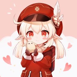Rule 34 | 1girl, absurdres, backpack, bag, blonde hair, blush stickers, brown gloves, cabbie hat, cheek press, chibi, child, closed mouth, commentary request, dodoco (genshin impact), dot nose, feathers, genshin impact, gloves, hat, hat feather, heart, highres, honyang, klee (genshin impact), korean commentary, long sleeves, low twintails, medium hair, notice lines, pocket, pointy ears, pom pom (clothes), randoseru, red eyes, red headwear, solo focus, twintails, upper body, white feathers
