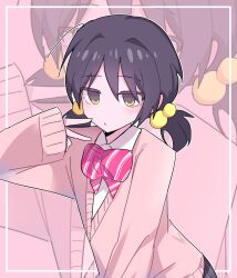 1girl black_eyes black_hair bow bowtie cardigan chinese_commentary collared_shirt hair_bobbles hair_ornament highres jitome kaai_yuki low_twintails pink_background pink_bow pink_bowtie pink_cardigan shirt sleeves_past_wrists twintails vocaloid white_shirt yellow_eyes zako_(vocaloid) ziyeyiqian zoom_layer