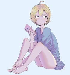 Rule 34 | 1girl, :/, absurdres, ahoge, bare legs, barefoot, blonde hair, blue background, blue shirt, cellphone, closed mouth, drawfag, expressionless, facing viewer, hand on own leg, highres, holding, holding phone, jitome, legs, looking to the side, non-web source, original, phone, purple eyes, shirt, short hair, short sleeves, simple background, sitting, smartphone, solo, toes