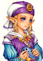 1girl blonde_hair blue_eyes blue_sleeves brooch child closed_mouth commentary_request dress hat highres holding holding_instrument holding_ocarina instrument jewelry juliet_sleeves kodue55 long_sleeves looking_ahead marker_(medium) nintendo ocarina pointy_ears princess_zelda puffy_sleeves purple_dress purple_hat red_brooch simple_background smile solo the_legend_of_zelda the_legend_of_zelda:_ocarina_of_time traditional_media triforce two-tone_dress two-tone_headwear upper_body white_background white_dress white_hat young_zelda