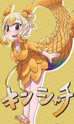 Rule 34 | 1girl, bare legs, blonde hair, blush, bow, brown eyes, fins, fish girl, fish tail, frilled kimono, frilled sleeves, frills, from side, full body, gold footwear, hair between eyes, hair bow, head fins, highres, japanese clothes, kemono friends, kemono friends 3, kimono, kinshachi (kemono friends), onaji (sokudo seigen), open mouth, sandals, scales, short sleeves, smile, solo, tail, translation request, white hair, yellow kimono