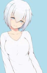 Rule 34 | 1girl, absurdres, blue background, blue eyes, blush, breasts, closed mouth, collarbone, hair between eyes, head tilt, highres, lips, long sleeves, looking at viewer, medium breasts, original, shirt, short hair, silver hair, simple background, smile, solo, temari rin, upper body, v-neck, white shirt