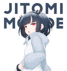 Rule 34 | 1girl, text background, black hair, black hairband, character name, hairband, hand in pocket, highres, jacket, jitomi monoe, long sleeves, looking at viewer, looking to the side, magnet, parted lips, puffy long sleeves, puffy sleeves, red eyes, simple background, solo, teeth, temari rin, upper teeth only, virtual youtuber, voms, white background, white jacket, zipper pull tab