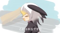 Rule 34 | 1girl, bald eagle (kemono friends), black shirt, black wings, blonde hair, blue background, blush, closed eyes, commentary request, expressionless, grey background, grey hair, head wings, kemono friends, lets0020, looking down, medium bangs, medium hair, multicolored hair, open mouth, profile, shirt, solo, translation request, wings