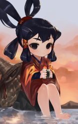 Rule 34 | 1girl, bad id, bad pixiv id, black eyes, black hair, braid, brown hat, closed mouth, dokomon, fang, fang out, food, food on face, hair rings, hat, highres, holding, holding food, japanese clothes, kimono, long sleeves, looking at viewer, mountain, onigiri, outdoors, red kimono, sakuna-hime, sidelocks, sitting, sleeves past wrists, smile, soaking feet, solo, sunset, tensui no sakuna-hime, thick eyebrows, unworn hat, unworn headwear, wide sleeves
