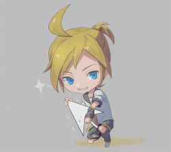 Rule 34 | 1boy, ahoge, arm warmers, bad id, bad twitter id, black collar, black shorts, blonde hair, blue eyes, chibi, collar, collared shirt, commentary, cursor, grey background, grin, holding, huge ahoge, kagamine len, leg warmers, looking at viewer, male focus, on one knee, sailor collar, shirt, short ponytail, short sleeves, shorts, smile, solo, sparkle, spiked hair, sweat, vocaloid, white shirt, wounds404