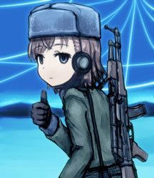 Rule 34 | 1girl, ak-47, alternate costume, assault rifle, black gloves, blue sky, brown hair, commentary request, empty eyes, expressionless, gloves, grey eyes, grey hat, grey jacket, gun, hand up, hat, headset, jacket, kalashnikov rifle, long sleeves, looking at viewer, misaka imouto, outdoors, rifle, shirosato, short hair, sky, solo, swept bangs, thumbs up, toaru majutsu no index, upper body, weapon, weapon on back