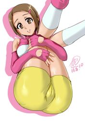 Rule 34 | 1girl, ass, breasts, brown eyes, brown hair, cameltoe, cleft of venus, closed mouth, digimon, digimon adventure 02, elbow gloves, fingerless gloves, gloves, hair ornament, hairclip, highres, legs, looking at viewer, medium breasts, short hair, simple background, smile, solo, tamo (nama-yatsuhashi), white background, yagami hikari