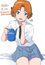 Rule 34 | 1girl, bed sheet, black bow, black necktie, blue eyes, blue skirt, bow, braid, commentary, dated, dress shirt, eighth note, english text, finger to face, girls und panzer, hair bow, happy birthday, highres, holding, holding teapot, leaning to the side, looking at viewer, miniskirt, musical note, necktie, on bed, open mouth, orange hair, orange pekoe (girls und panzer), parted bangs, pleated skirt, school uniform, shirt, short hair, skirt, smile, solo, spoken musical note, st. gloriana&#039;s school uniform, summer uniform, teapot, twin braids, white background, white shirt, wing collar, zono (inokura syuzo029)