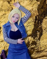 Rule 34 | 1girl, android 18, android 18 (cosplay), blonde hair, blue eyes, breasts, clothes, cosplay, dragonball z, female focus, highres, large breasts, lipstick, looking at viewer, lying, makeup, medium hair, model, shibuya kaho, solo, wig