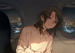 Rule 34 | 1girl, airplane interior, black hair, blurry, city lights, closed mouth, crossed arms, depth of field, gold trim, leaning to the side, long sleeves, looking at viewer, medium hair, night, parted bangs, shade, shirt, smile, solo, sq (series), sun jing, tanjiu, upper body, white shirt, window