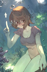 Rule 34 | 1girl, 1other, alternate costume, arrow (symbol), blush, breasts, brown eyes, brown hair, cleavage, closed mouth, clothes tug, collarbone, commentary, covered navel, creatures (company), game freak, gloria (pokemon), hair between eyes, hand up, highres, holding breath, index finger raised, looking at viewer, nintendo, one-piece swimsuit, pointing, pokemon, pokemon swsh, rou (rou22), short hair, swimsuit, thighs, underwater