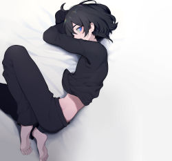 Rule 34 | 1boy, absurdres, ahoge, barefoot, black hair, black shirt, blouse, blue eyes, covered mouth, feet, hair between eyes, highres, indie virtual youtuber, kushizaki (vtuber), lying, male focus, on bed, on side, original, shirt, short hair, solo, st (youx1119), toes, trap, virtual youtuber