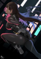 Rule 34 | 1girl, absurdres, ass, black bodysuit, bodysuit, borrowed character, breasts, brown hair, commentary, commission, copyright request, dark-skinned female, dark skin, dual wielding, feet out of frame, felicia castro, from behind, green eyes, highres, hime cut, holding, holding weapon, large breasts, looking at viewer, looking back, mixed-language commentary, mush (mushlicious), pixiv commission, solo, spine, weapon