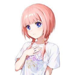 1girl blue_eyes blush braid hand_on_own_chest kaf_(kamitsubaki_studio) kamitsubaki_studio long_hair low_twin_braids memori_(egachachachan) multicolored_eyes pink_hair shirt simple_background smile solo t-shirt twin_braids upper_body virtual_youtuber white_background yellow_pupils