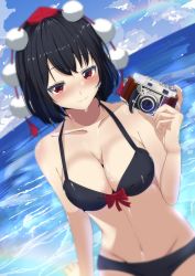 Rule 34 | 1girl, bikini, black bikini, black hair, blue sky, blurry, bow, breasts, camera, cleavage, closed mouth, depth of field, dutch angle, groin, hat, highres, holding, holding camera, kitaura kasumi, looking at viewer, medium breasts, navel, ocean, outdoors, pom pom (clothes), rainbow, red bow, red eyes, red hat, shameimaru aya, short hair, sky, smile, solo, standing, swimsuit, tokin hat, touhou, wet