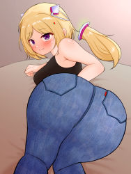 Rule 34 | 1girl, aki rosenthal, ass, bare shoulders, bed, black shirt, blonde hair, breasts, denim, from behind, highres, hololive, huge ass, jeans, large breasts, looking at viewer, looking back, pants, purple eyes, shirt, sleeveless, smile, solo, suica koubou, tank top, virtual youtuber