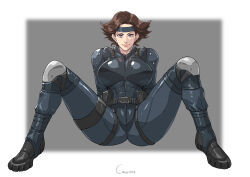Rule 34 | 1girl, absurdres, ammunition pouch, belt, black footwear, blue eyes, bodysuit, boots, breasts, brown belt, brown hair, cirenk, commentary, cosplay, english commentary, flipped hair, grey bodysuit, grey headband, headband, highres, large breasts, meryl silverburgh, metal gear (series), metal gear solid, mixed-language commentary, pouch, short hair, sitting, sneaking suit, solid snake, solid snake (cosplay), solo, spread legs