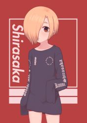 Rule 34 | 1girl, absurdres, black shirt, blonde hair, blush, closed mouth, earrings, expressionless, eyebrows, hair over one eye, highres, idolmaster, idolmaster cinderella girls, jacy, jewelry, long sleeves, looking at viewer, parody, red background, red eyes, shirasaka koume, shirt, sleeves past wrists, solo, supreme (brand)