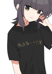 Rule 34 | 1girl, black shirt, closed mouth, clothes writing, commentary request, green eyes, hand up, highres, light smile, looking at viewer, medium hair, original, sayuwan, shirt, short sleeves, sidelocks, simple background, solo, translation request, upper body, white background