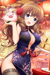Rule 34 | 1girl, ahoge, alternative girls, arimura shion, bamboo steamer, baozi, bare shoulders, black thighhighs, blue dress, blue eyes, blush, breasts, bun cover, china dress, chinese clothes, cleavage, dress, drill hair, floral print, food, hair ornament, highres, holding, holding tray, indoors, lantern, large breasts, light brown hair, long hair, looking at viewer, no panties, official art, open mouth, paper lantern, pelvic curtain, pig, sleeveless, sleeveless dress, sword, thighhighs, tray, waitress, weapon