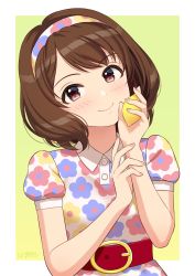 Rule 34 | belt, blush, breasts, brown eyes, brown hair, commentary, dress, floral print, food, fruit, green background, hairband, highres, holding, holding food, idolmaster, idolmaster cinderella girls, lemon, looking at viewer, nagatomi hasumi, puffy short sleeves, puffy sleeves, red belt, short hair, short sleeves, simple background, small breasts, smile, solo, upper body, wgm oekaki, white dress, wing collar