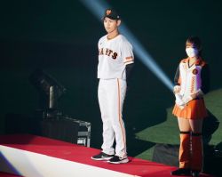 Rule 34 | 1boy, 1girl, cheerleader, morimoto tessei, nippon professional baseball, orange skirt, photo (medium), skirt, yomiuri giants