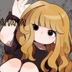 1girl black_eyes black_shirt blonde_hair blunt_bangs blush closed_mouth dot_nose expressionless flat_chest grey_background hand_on_own_head knees_up long_hair looking_at_viewer open_hand original shirt simple_background solo t-shirt upper_body wavy_hair yknsugar