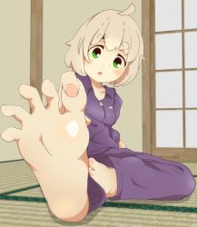 Rule 34 | 1girl, absurdres, barefoot, blonde hair, feet, female focus, foreshortening, green eyes, highres, indoors, open mouth, original, short hair, sitting, sl8-all, soles, solo, toes