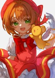 Rule 34 | 1girl, blush, bow, brown hair, cardcaptor sakura, child, creature, dress, flying, gloves, happy, highres, kero (cardcaptor sakura), kinomoto sakura, magical girl, red bow, red dress, red headwear, rusk o0, simple background, white background, white gloves, wings