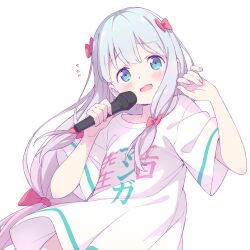 Rule 34 | 1girl, blue eyes, bow, commentary request, eromanga sensei, flying sweatdrops, grey hair, hair bow, holding, holding microphone, izumi sagiri, kanzaki hiro, long hair, low-tied long hair, microphone, official art, pink bow, shirt, sidelocks, solo, t-shirt, translation request, very long hair, wavy mouth, white background