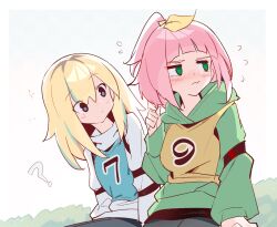 Rule 34 | 2girls, ?, aqua hair, blonde hair, blue eyes, blush, commentary, dot mouth, fang, flying sweatdrops, green eyes, green hoodie, highres, hood, hoodie, jersey, light frown, looking at another, looking to the side, medium hair, multicolored hair, multiple girls, one side up, pink hair, playing with own hair, sitting, skin fang, streaked hair, symbol-only commentary, thick eyebrows, turtleneck, watase kiui, yamanouchi kano, yoru no kurage wa oyogenai, yuri, zhanzhangzlw