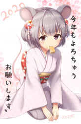 Rule 34 | 1girl, 2020, animal ears, blush, bow, brown eyes, cheese, chinese zodiac, eyebrows hidden by hair, floral background, floral print, food, food in mouth, food on face, full body, grey hair, hair ornament, highres, japanese clothes, kimono, long sleeves, looking at viewer, mouse ears, mouse girl, mouse tail, mouth hold, new year, obi, omoomomo, original, pink kimono, red bow, sash, short hair, signature, solo, tail, tail raised, translation request, year of the rat