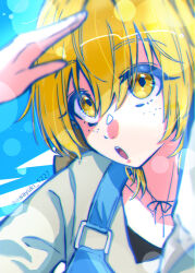Rule 34 | 1boy, :o, artist name, blonde hair, blue background, blue overalls, bungou stray dogs, commentary request, freckles, hair between eyes, hand up, hat, lens flare, looking at viewer, male focus, miyazawa kenji (bungou stray dogs), open mouth, overalls, partial commentary, rikkaroka 1227, shirt, short hair, solo, straw hat, twitter username, upper body, white shirt, yellow eyes