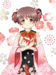 Rule 34 | 10s, 1girl, alisa (girls und panzer), bag, bow, brown eyes, brown hair, chikomayo, closed mouth, floral background, floral print, girls und panzer, hair bow, holding, japanese clothes, kimono, light smile, looking at viewer, pink kimono, print kimono, short hair, short twintails, solo, standing, twintails, upper body, white background