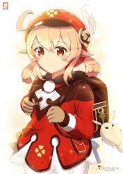 Rule 34 | 1girl, absurdres, ahoge, backpack, bag, bag charm, brown gloves, brown scarf, cabbie hat, charm (object), chinchongcha, clover print, coat, commentary request, dodoco (genshin impact), genshin impact, gloves, hair between eyes, hat, hat feather, hat ornament, highres, klee (genshin impact), long hair, long sleeves, looking at viewer, low twintails, pocket, pointy ears, randoseru, red coat, red hat, scarf, sidelocks, simple background, smile, solo, twintails