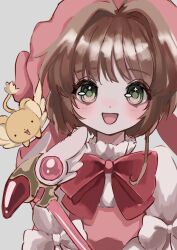 Rule 34 | 1girl, blush, bow, brown hair, cardcaptor sakura, child, green eyes, grey background, happy, highres, kero (cardcaptor sakura), kinomoto sakura, magical girl, pink headwear, red bow, shiona (siona0625), simple background, white bow, wings