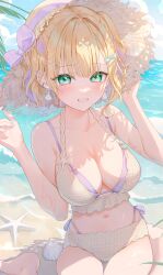 1girl alternate_costume bikini blonde_hair breasts cleavage clenched_teeth collarbone colored_inner_hair commentary_request green_eyes grin hair_ornament hat highres kinako_(shiratama_mochi) kurumi_noah large_breasts layered_bikini looking_at_viewer multicolored_hair navel outdoors purple_hair seashell shell short_hair sitting smile solo starfish straw_hat swimsuit teeth two-tone_hair virtual_youtuber vspo! wariza x_hair_ornament