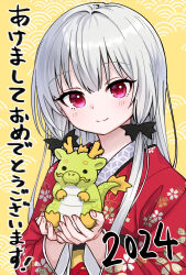 Rule 34 | 1girl, absurdres, ama-tou, animal, black ribbon, chinese zodiac, closed mouth, commentary request, dragon, floral print, grey hair, hair between eyes, hair ribbon, hands up, highres, holding, holding animal, japanese clothes, kimono, long hair, long sleeves, looking at viewer, print kimono, purple eyes, red kimono, ribbon, smile, solo, sophie twilight, tonari no kyuuketsuki-san, translation request, upper body, wide sleeves, year of the dragon, yellow background
