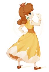 Rule 34 | 1girl, arm up, blue eyes, brown hair, crown, dress, earrings, flipped hair, flower earrings, from behind, gloves, grin, hand on own hip, jewelry, luisa rafidi, mario (series), nintendo, orange dress, princess daisy, shoes, short hair, smile, solo, super mario land, white background, white gloves