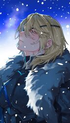 1boy adam&#039;s_apple armor black_armor blonde_hair blue_eyes breastplate cdgm000 commentary dimitri_alexandre_blaiddyd eyepatch fire_emblem fire_emblem:_three_houses fur_trim hair_behind_ear hair_between_eyes highres korean_commentary looking_up male_focus medium_hair nintendo one_eye_covered parted_lips profile sky snowing solo white_fur